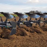 Drehpflug für große Traktoren - Arbeit im Feld - landmaschinen - Agrotom