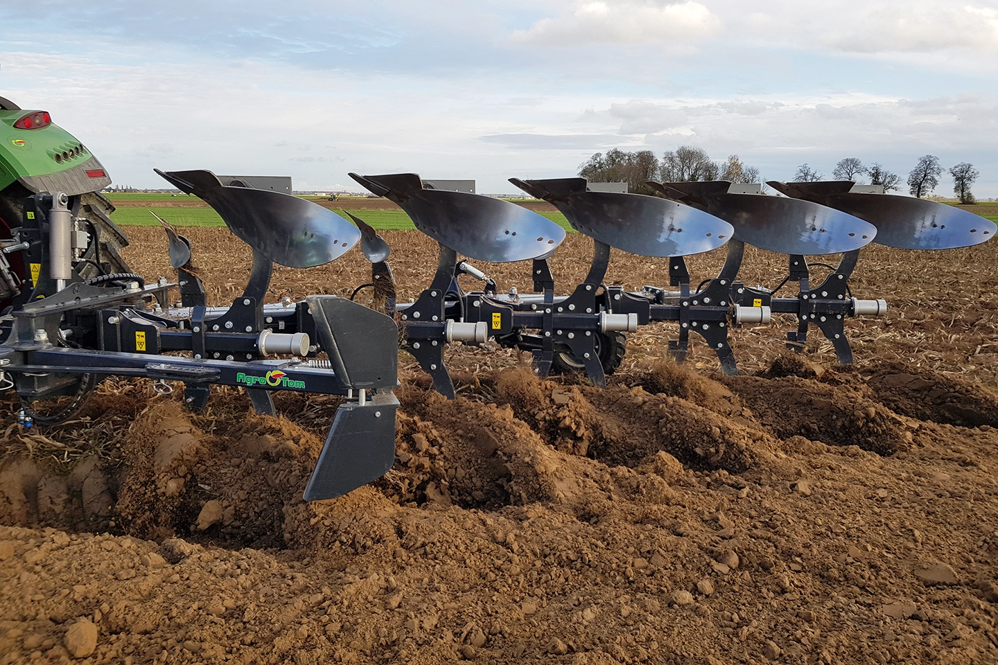 Drehpflug für große Traktoren - Arbeit im Feld - landmaschinen - Agrotom