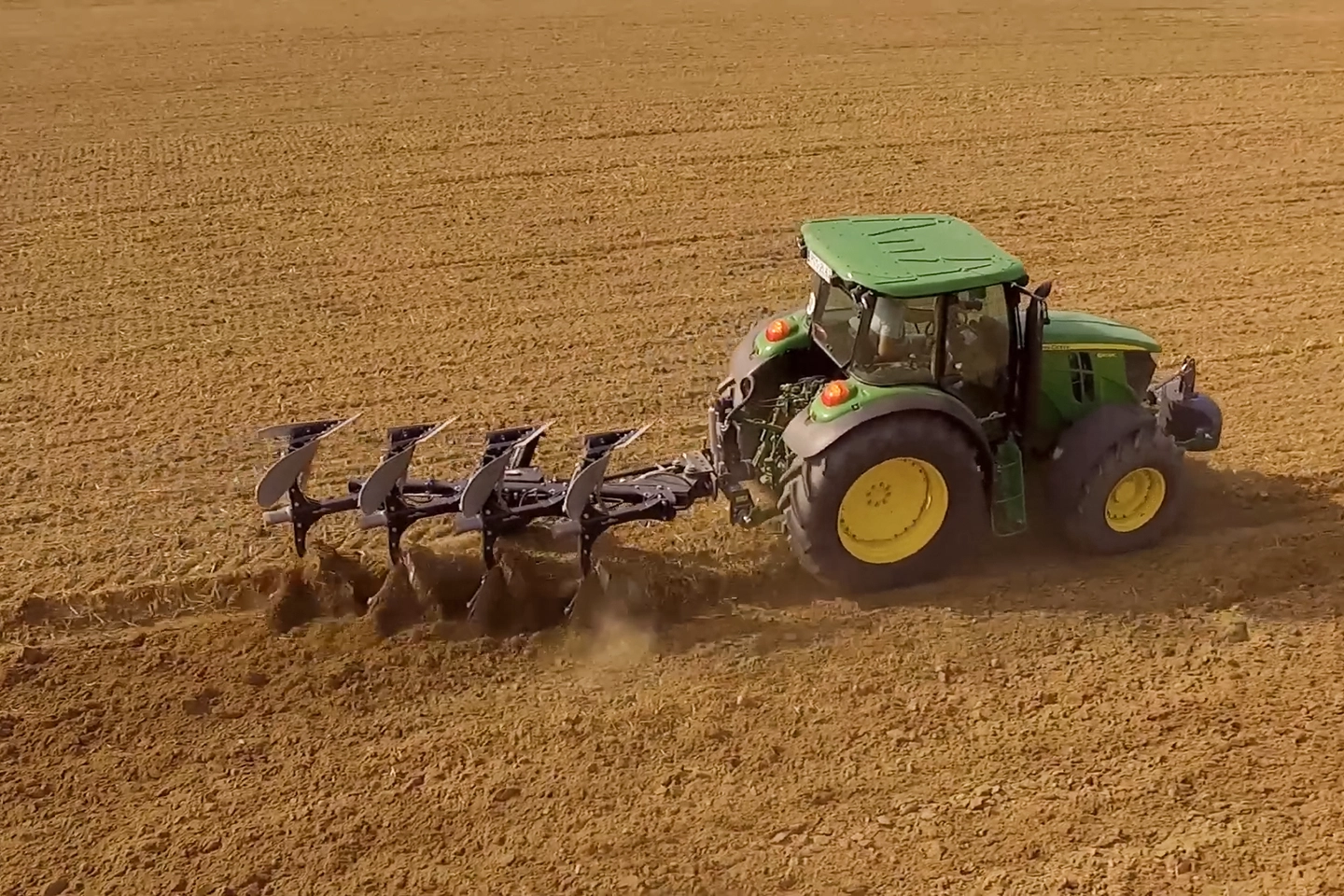 Drehpflug für mittelgroße Traktoren - landmaschinen - Arbeit im Feld