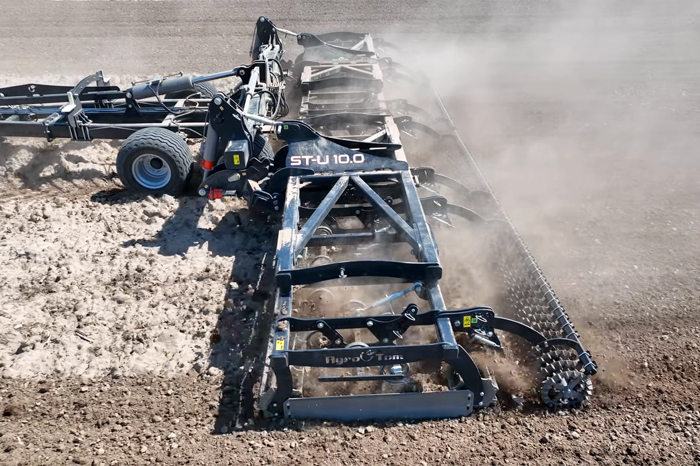 Kompakte Bodenbearbeitungsgeräte für anspruchsvolle Böden ST-U Arbeit im Feld
