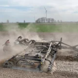 Kompakte Bodenbearbeitungsgeräte – UPH landmaschine Arbeit im Feld