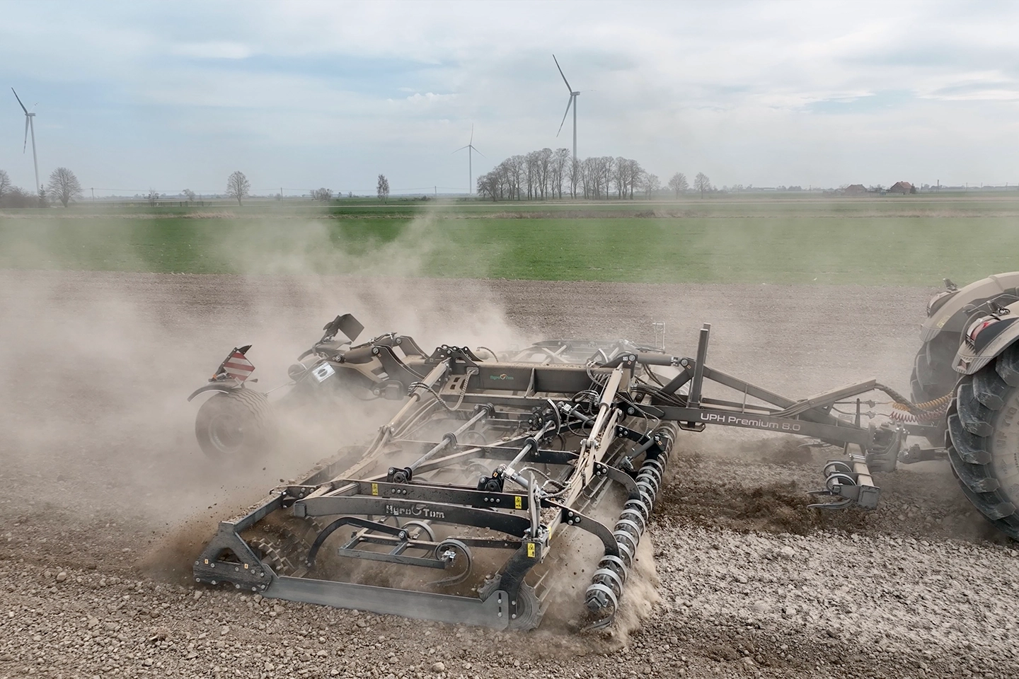 Kompakte Bodenbearbeitungsgeräte – UPH landmaschine Arbeit im Feld