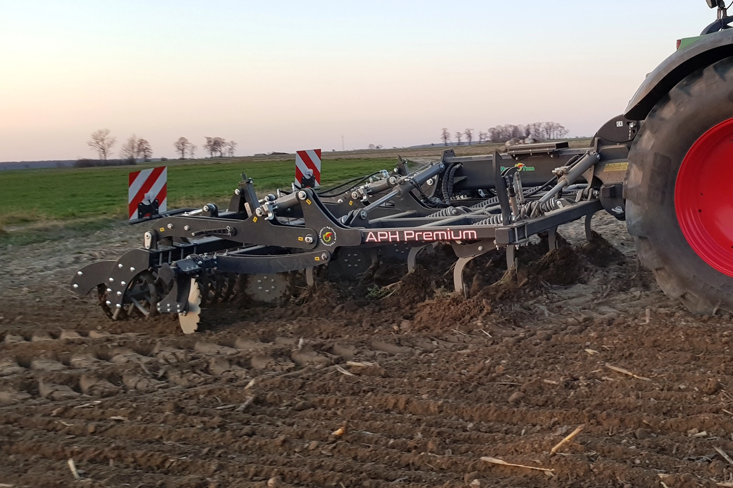 Pflug und Bodenbearbeitungsgeraete APH Premium fuer sehr Farmen