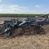 Pflug- und Bodenbearbeitungsgeräte für große Betriebe Arbeit im Feld
