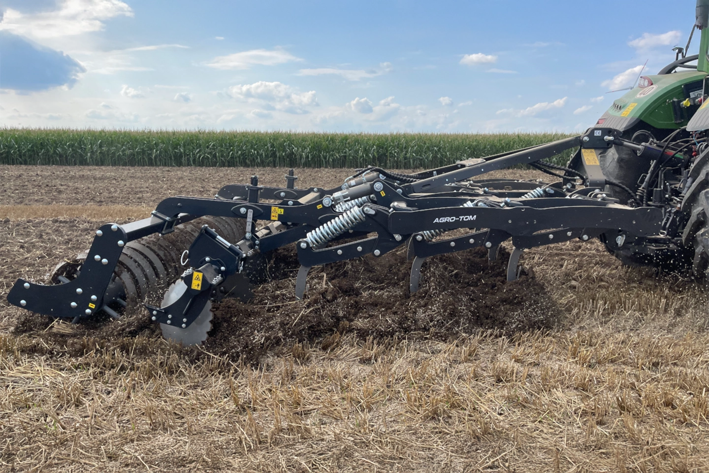 Pflug- und Bodenbearbeitungsgeräte für große Betriebe Arbeit im Feld