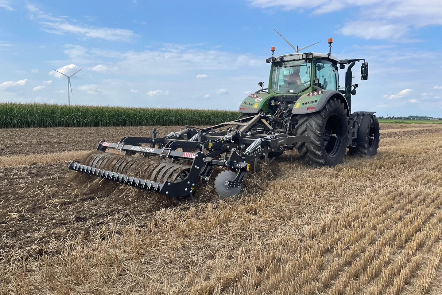 Pflug- und Bodenbearbeitungsgeräte für große Betriebe PREMIUM Arbeit im Feld